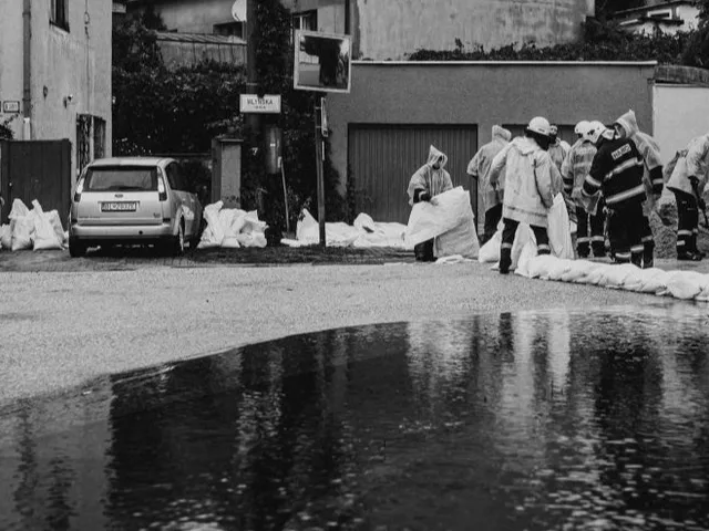 Árvízvédelmi szakemberek homokzsákokkal erősítik a védtöltést