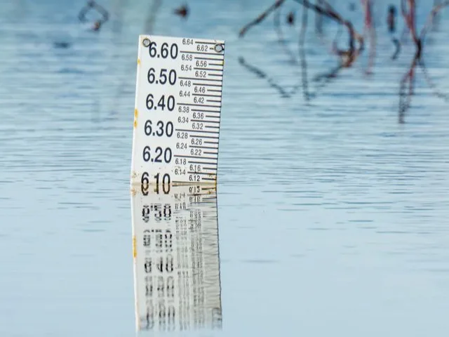 Vízmérce mutatja a folyó aktuális vízállását